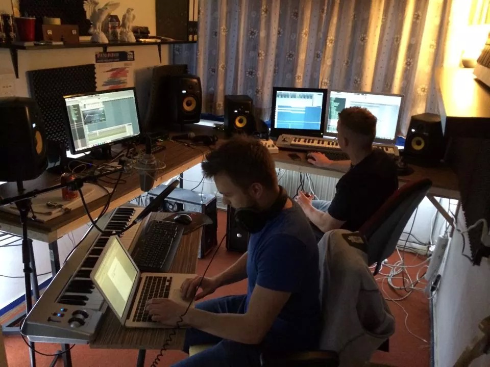 Sander en Stijn in hun muziekstudio, circa 2012